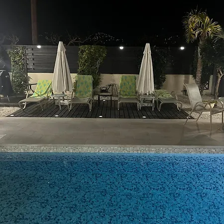 Sea View Villa: Private Pool & Garden In Villa Kissonerga
